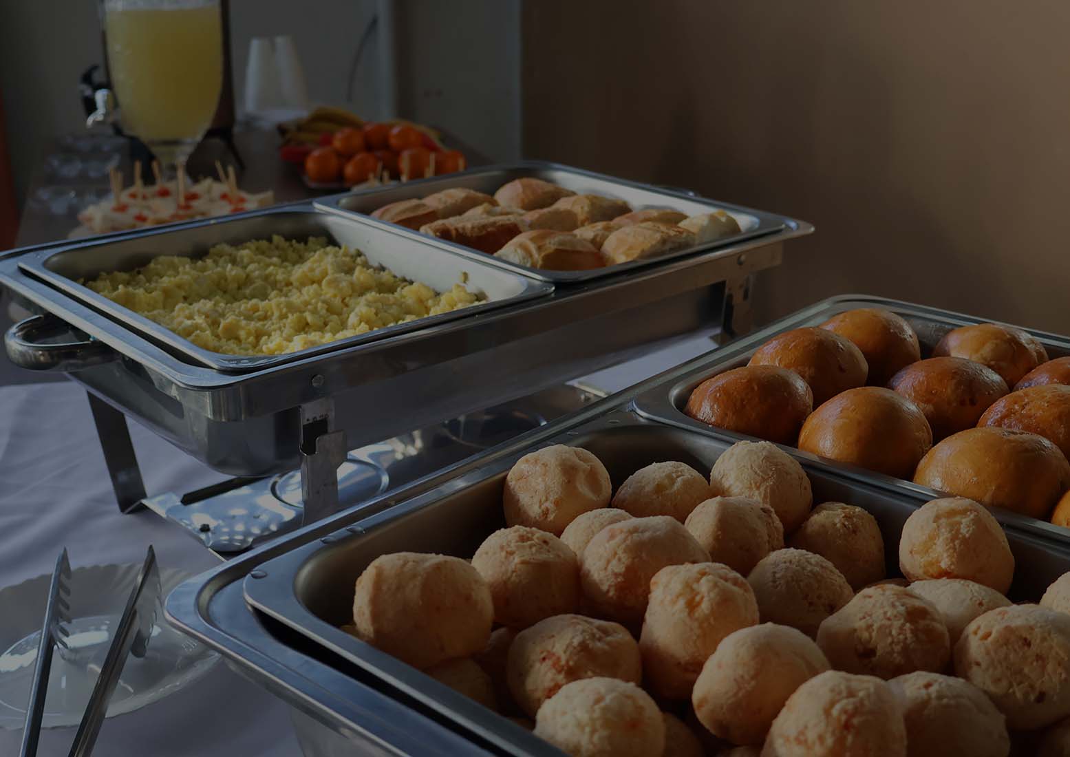 [Imagem de fundo com crianças se alimentando de forma saudável e feliz]